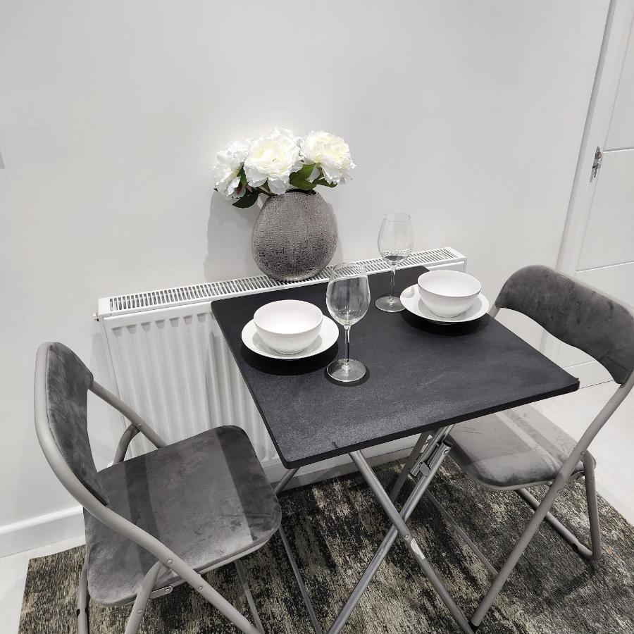 Comfy Diamond Ensuite Room Maidstone With Free Parking And Speedy Wifi エクステリア 写真