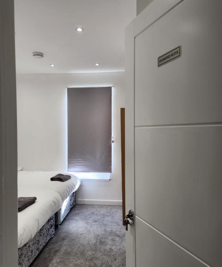 Comfy Diamond Ensuite Room Maidstone With Free Parking And Speedy Wifi エクステリア 写真